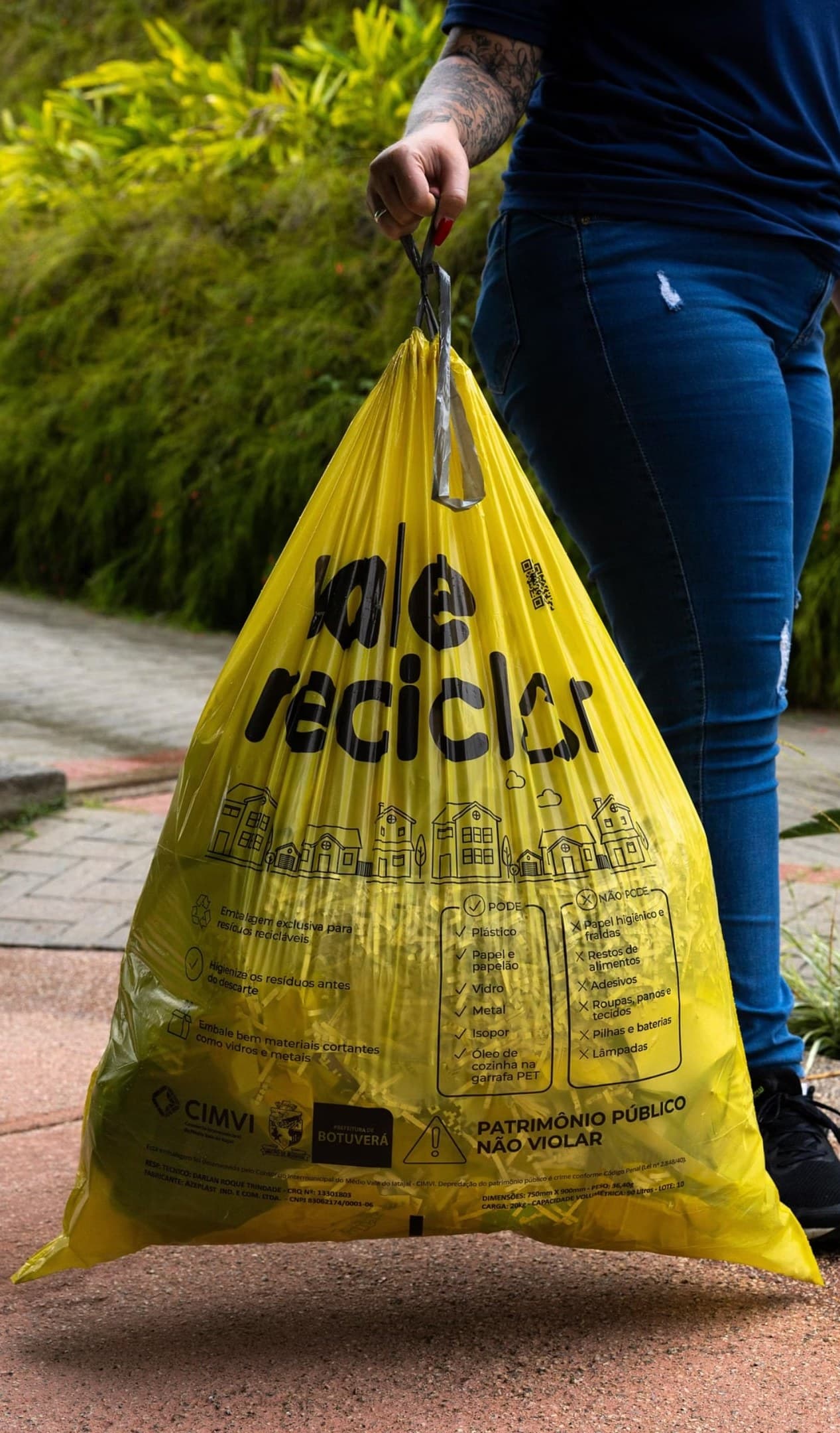 Saco do programa Vale Reciclar sendo transportado pelo fitilho de fechamento